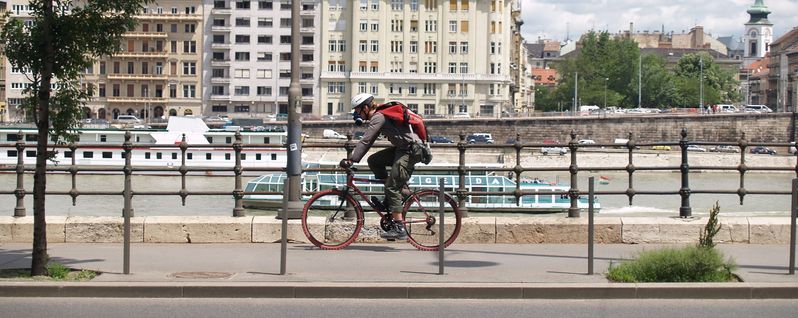 budapest-gasmask-biker-1437254